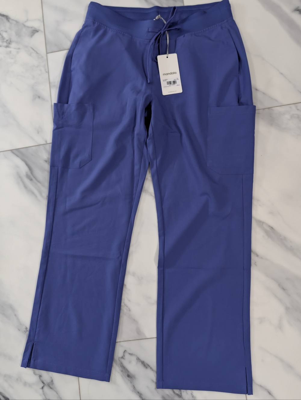 Mandala Women's Cargo Scrub Pants In Very Peri Size Medium Petite With Tag.